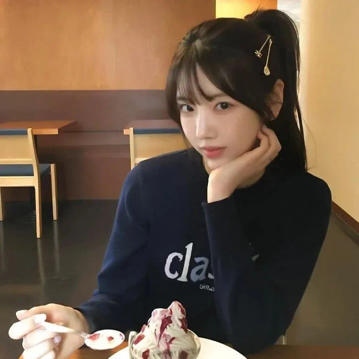 落在她身边